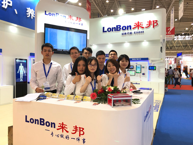 巅峰国际第19届全国医院建设大会展位工作人员合影图